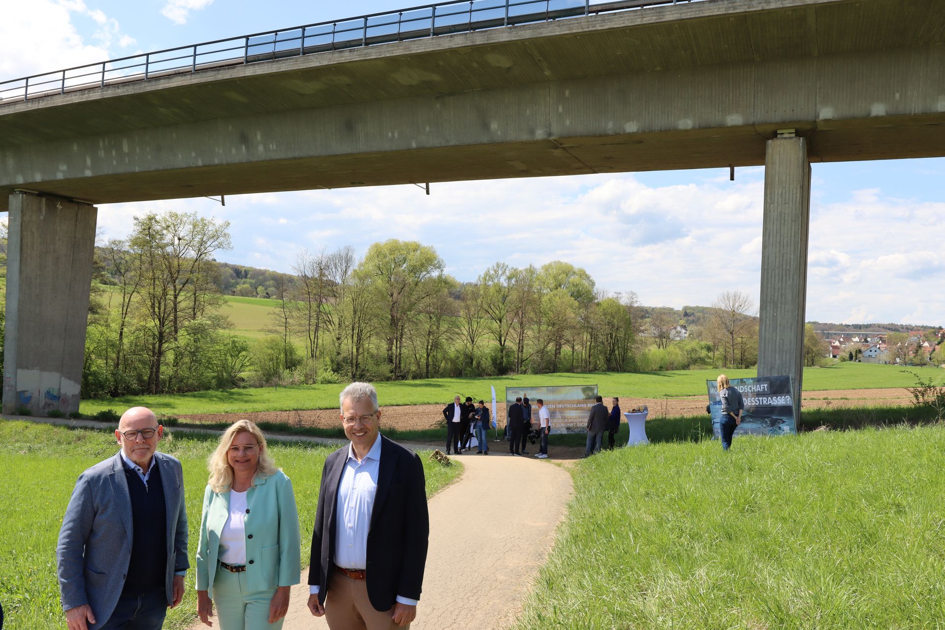 Aichtalbrücke B312 Aichtalbrücke B312 mit Verkehrsminister Winfried Hermann, Vizepräsidentin Sabine Schmucker, Hauptgeschäftsführer Thomas Möller