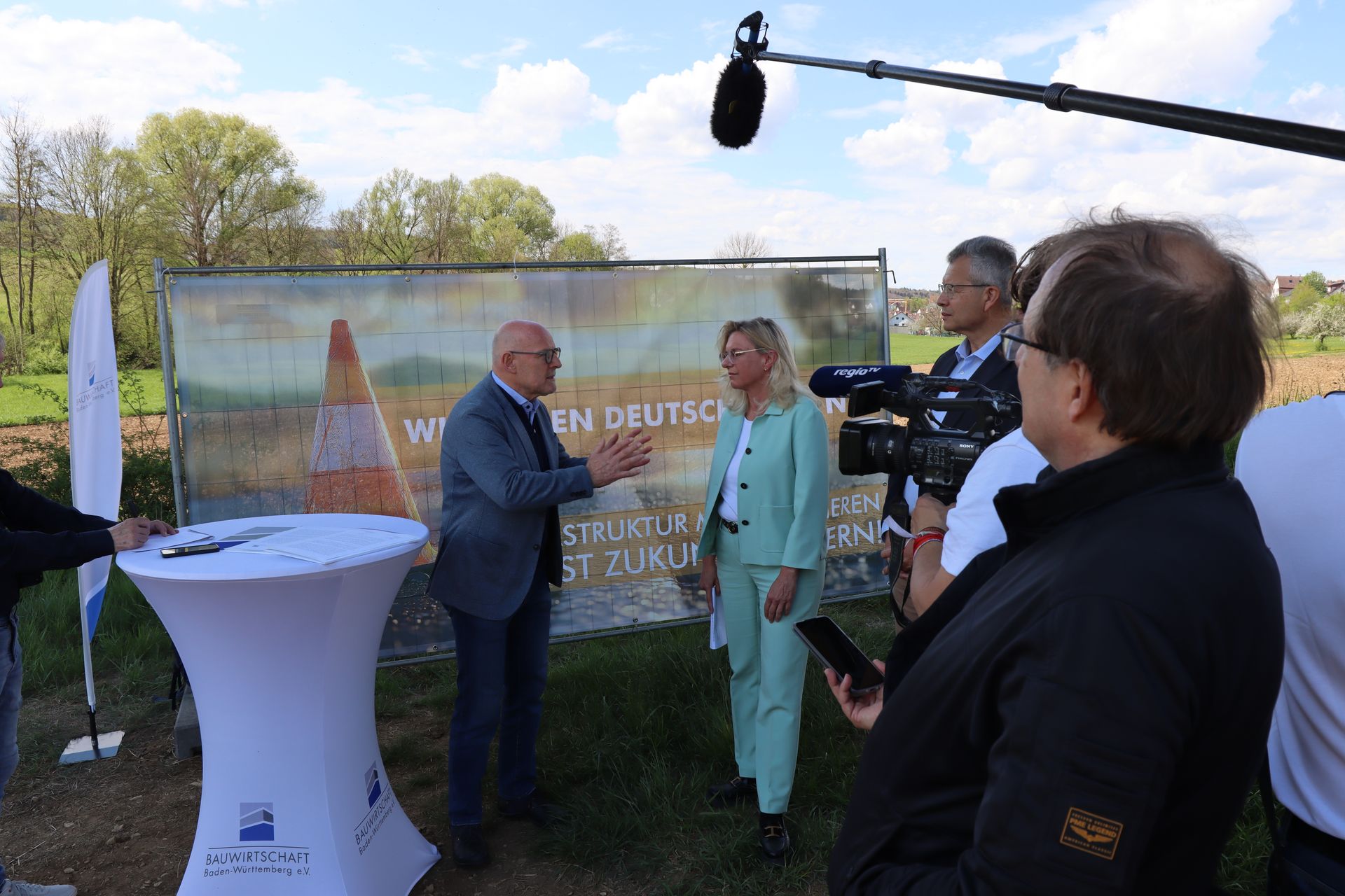 Austausch in großer Runde Austausch mit Verkehrsminister Winfried Hermann vor Vertretern der Presse