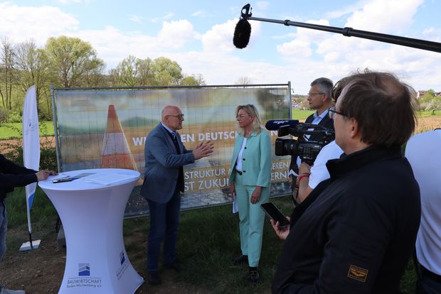 Austausch in großer Runde Austausch mit Verkehrsminister Winfried Hermann vor Vertretern der Presse