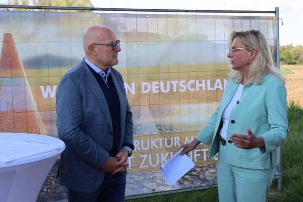Winfried Hermann und Sabine Schmucker im Austausch Winfried Hermann und Sabine Schmucker im Austausch