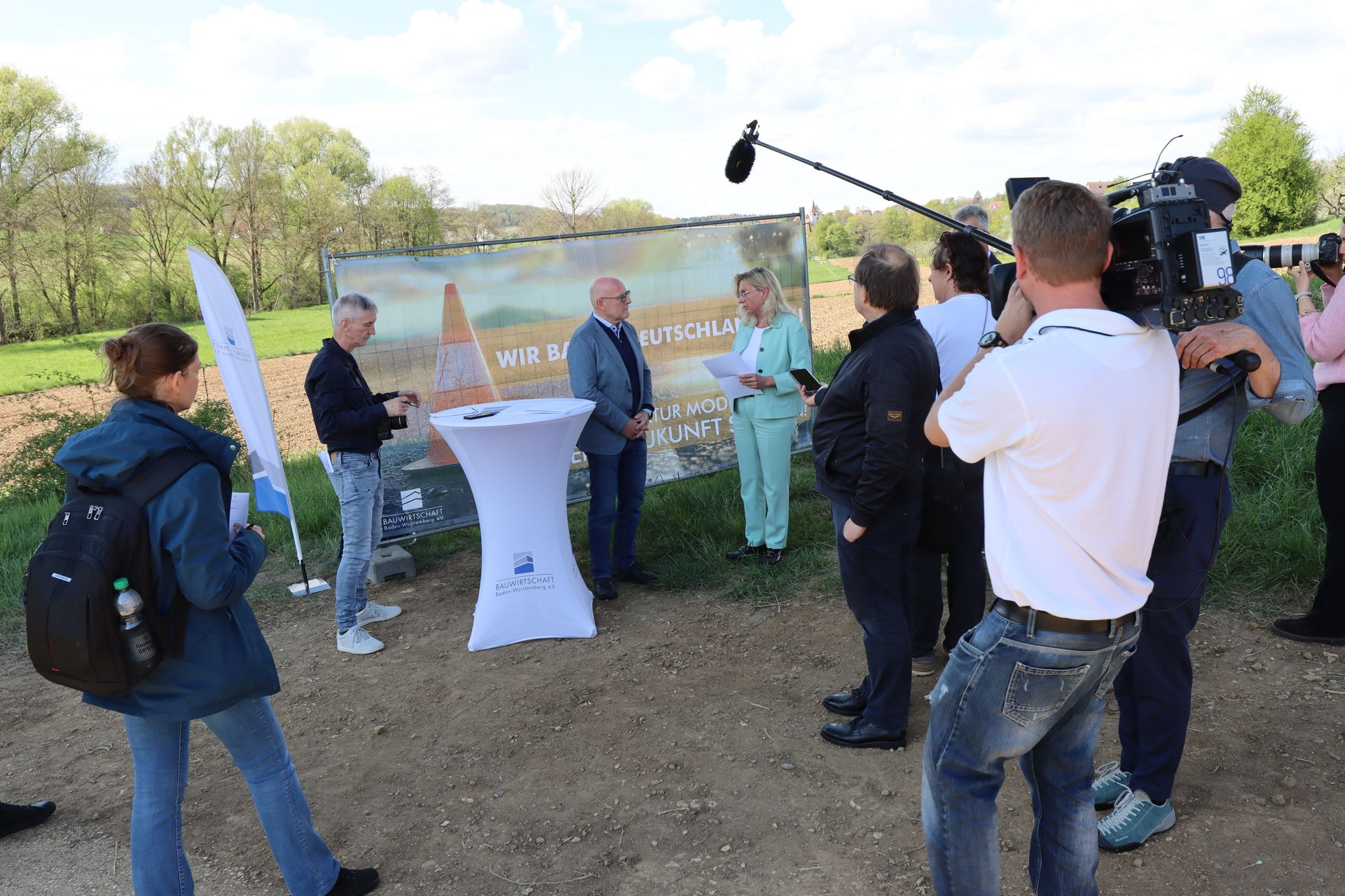 Austausch in großer Runde Austausch mit Verkehrsminister Winfried Hermann vor Vertretern der Presse