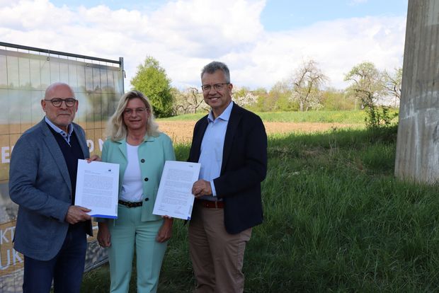 Übergabe der Resolution an Verkehrsminister Winfried Hermann Übergabe der Resolution an Verkehrsminister Winfried Hermann durch Vizepräsidentin Sabine Schmucker und Hauptgeschäftsführer Thomas Möller