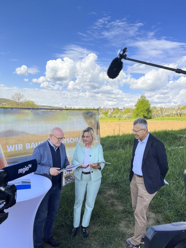 Vizepräsidentin Sabine Schmucker und Verkehrsminister Winfried Hermann im Austausch Vizepräsidentin Sabine Schmucker und Verkehrsminister Winfried Hermann im Austausch
