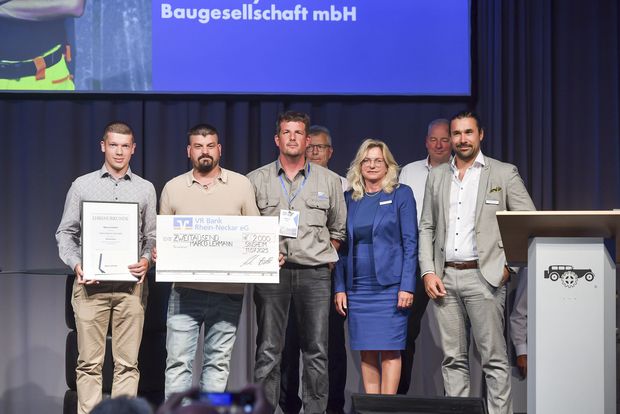 Tag der Bauwirtschaft 2025 - Bestenehrung Straßenbauer Marco Lehmann erhält den Preis für die Beste Ausbildung im Tiefbau. (v.l.) Marco Lehmann, Ausbilder Nicolas Knäble, BZ Ausbilder Martin Frey, HGF Thomas Möller, Vizepräsidentin Sabine Schmucker, Geschäftsführer der BA Dirk Siegel und Präsidiumsmitglied Dominik Steuer