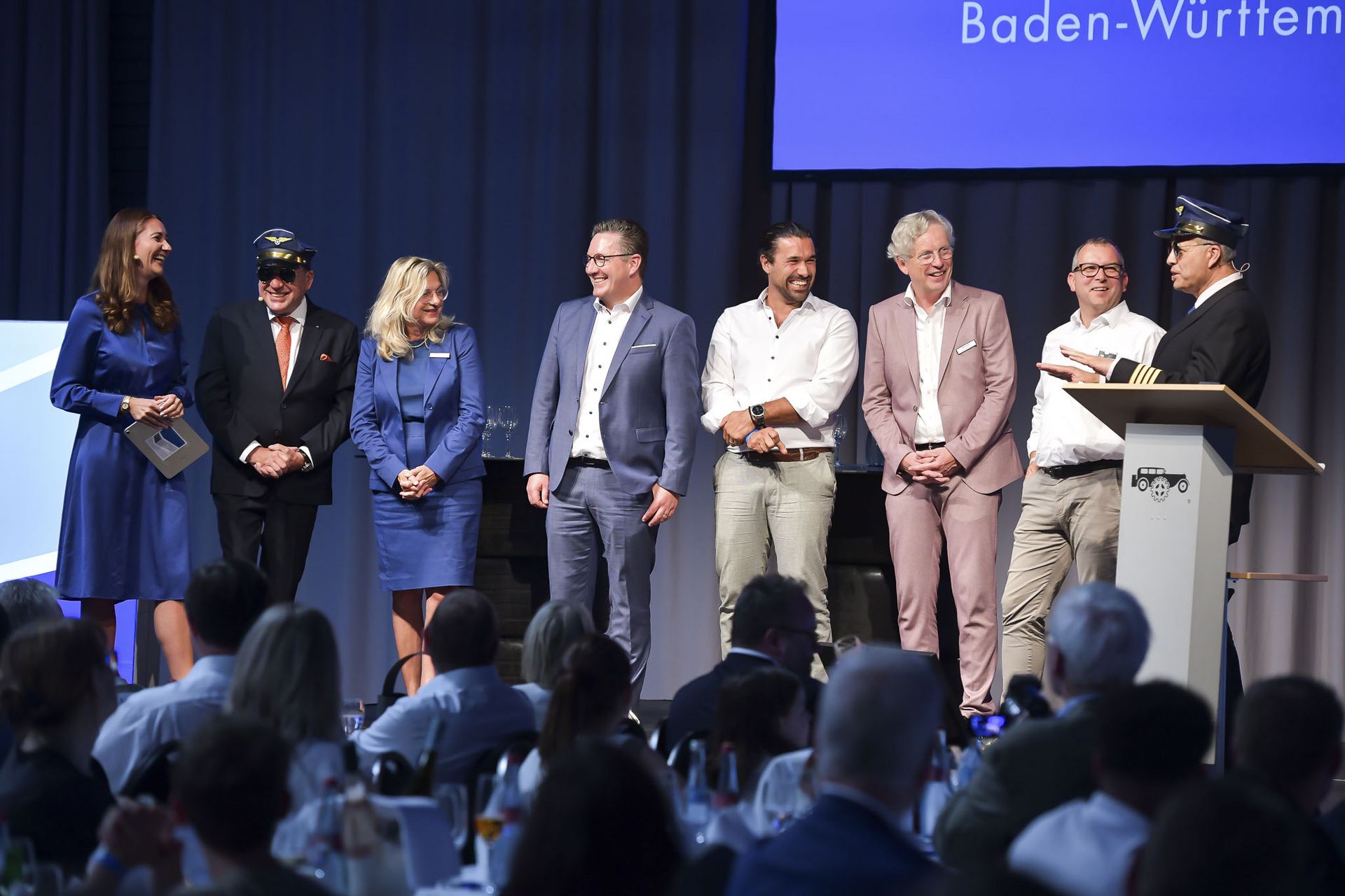 Tag der Bauwirtschaft 2025 Das Präsidium präsentiert sich am Tag der Bauwirtschaft 2025 den Gästen. (v. l.) Moderatorin Anja Lange, Präsident Markus Böll, Vizepräsidentin Sabine Schmucker, Vizepräsident Tobias Riffel, Dominik Steuer, Rolf Harsch, Alexander Weiss und HGF Thomas Möller.