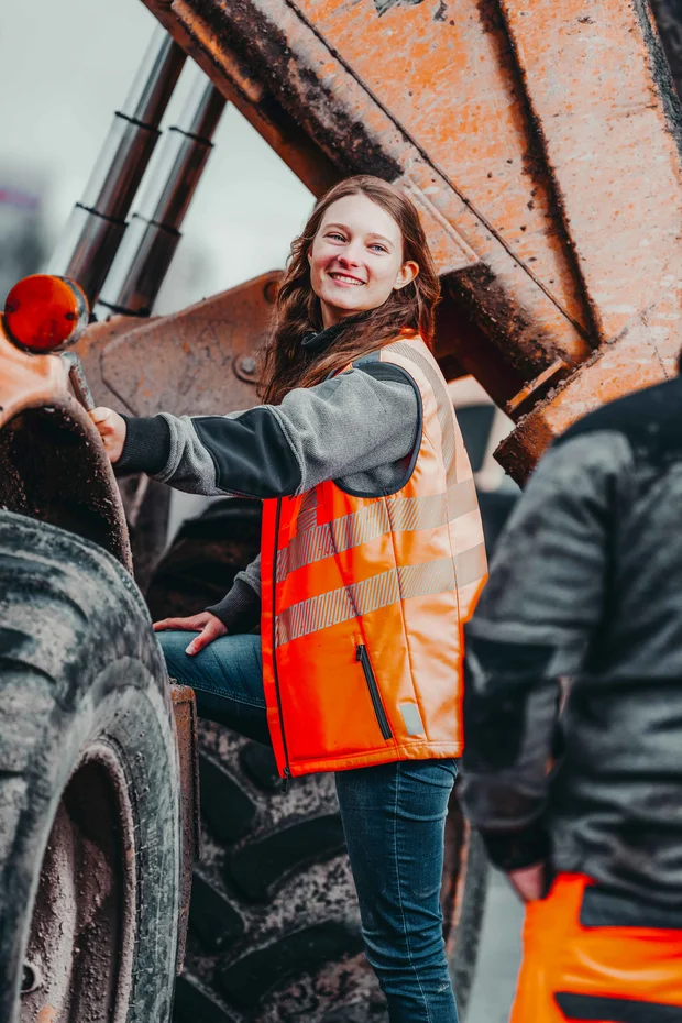 Key Visual Baugeräteführerin Key Visual der Kampagne Bau - Dein Ding - Motiv Baugeräteführerin