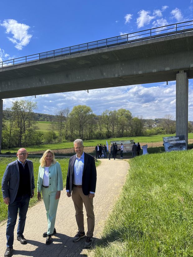 Abschlussfoto der ÜBergabe Abschlussfoto der beteiligten Organisationen vor der Aichtalbrücke B312