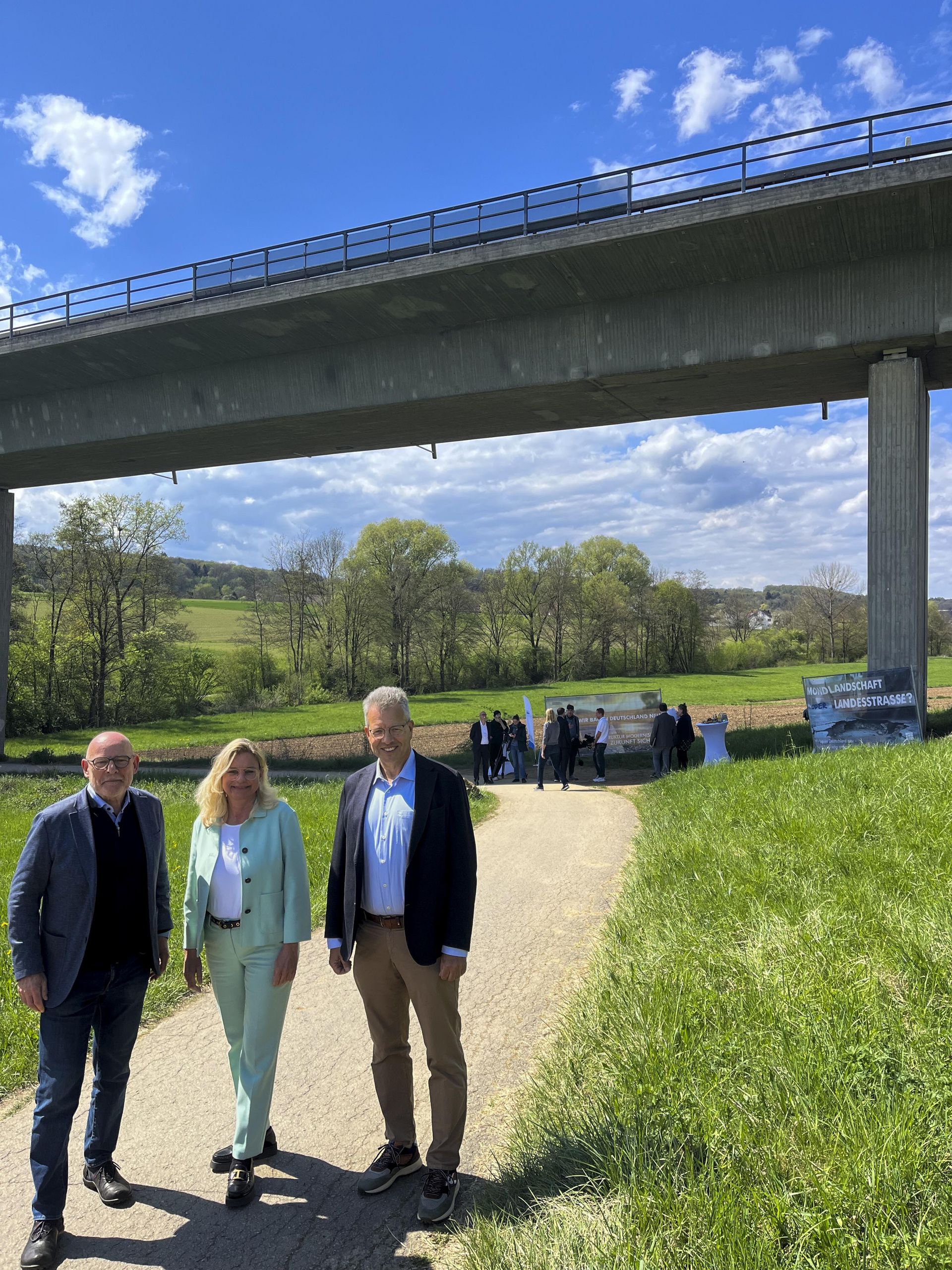 Abschlussfoto der ÜBergabe Abschlussfoto der beteiligten Organisationen vor der Aichtalbrücke B312