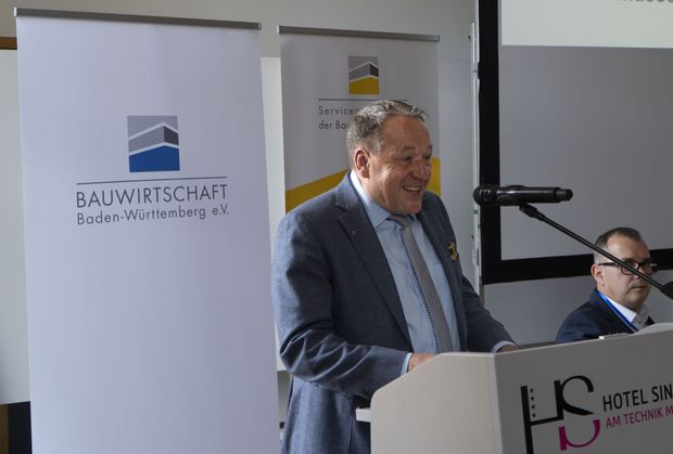 Tag der Bauwirtschaft 2025 - Mitgliederversammlung Präsident Markus Böll eröffnet die Mitgliederversammlung am Nachmittag des Tags der Bauwirtschaft 2025.