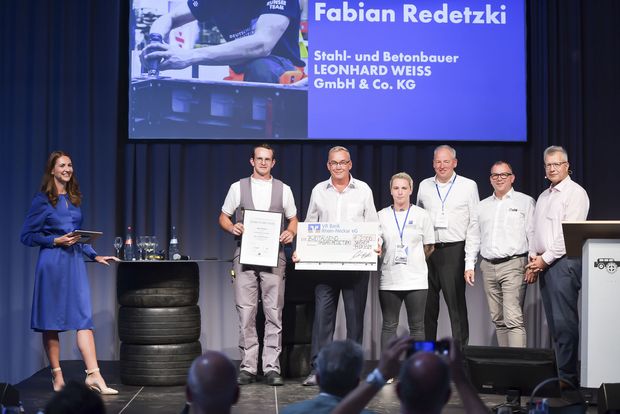 Tag der Bauwirtschaft 2025 - Bestenehrung Beton- und Stahlbetonbauer Fabian Redetzki erhält den Preis für die Beste Ausbildung im Tiefbau. (v.l.) Fabian Redetzki, Ausbilder Steffen Brückner, BZ Ausbilderin Lisa Gandolfo, Geschäftsführer der BA Dirk Siegel, Präsidiumsmitglied Alexander Weiss und HGF Thomas Möller.