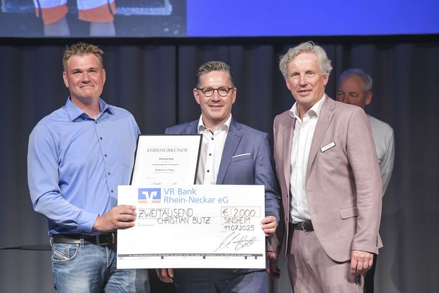 Tag der Bauwirtschaft 2025 - Bestenehrung Werkpolier Fabian Redetzki erhält den Preis für die beste Fort- und Weiterbildung. (v.l.) Christian Butz, Vizepräsident Tobias Riffel und Präsidiumsmitglied Rolf Harsch