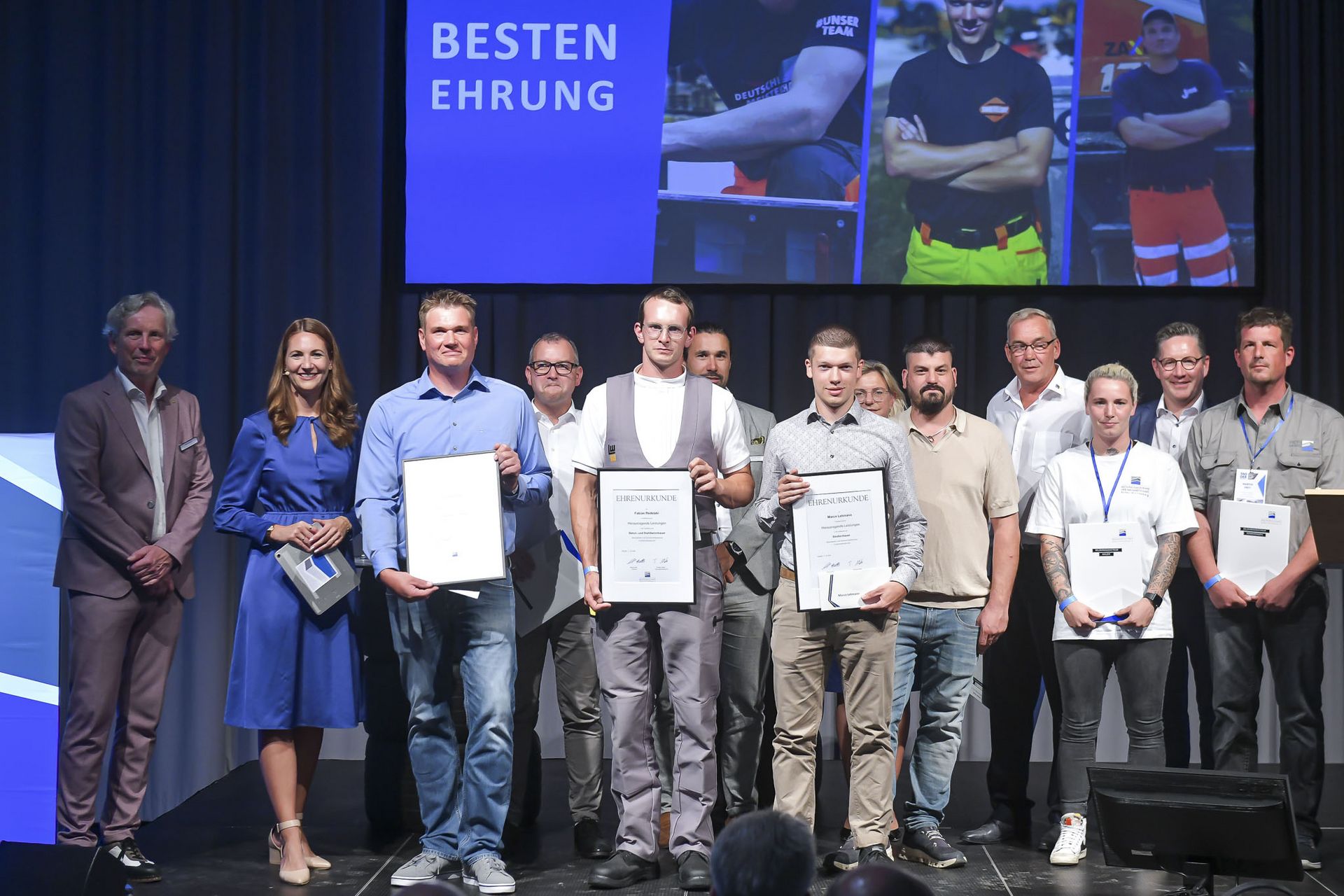 Tag der Bauwirtschaft 2025 - Bestenehrung v. l.: Rolf Harsch, Anja Lange, Christian Butz, Alexander Weiss, Fabian Redetzki, Dominik Steuer, Marco Lehmann, Sabine Schmucker, Nicolas Knäble, Steffen Brückner, Lisa Gandolfo, Tobias Riffel und Martin Frey