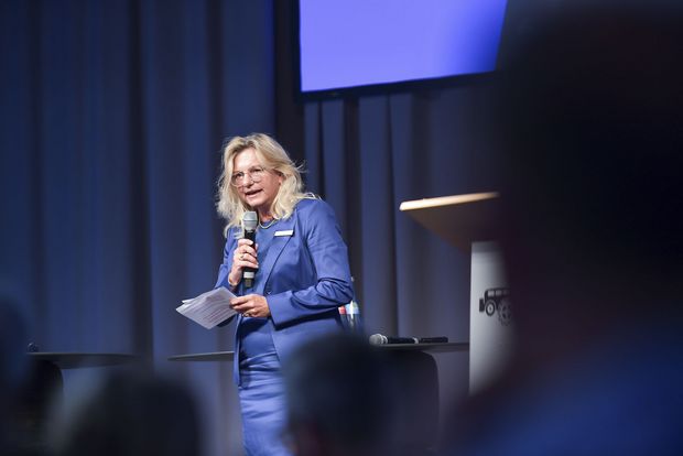 Tag der Bauwirtschaft 2025 Vizepräsidentin Sabine Schmucker präsentiert die neue Infrastrukturkampagne des Verbandes.